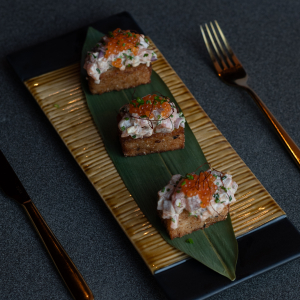 Тартар з  лосося на хрусткому рисі (Франція)