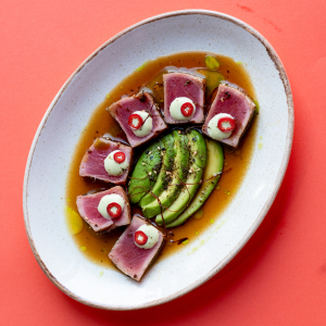 Обпалений тунець з авокадо та соусом понзу (Японія)