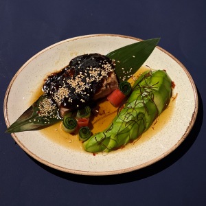 Обпалений лосось з соусом унагі (Японія)